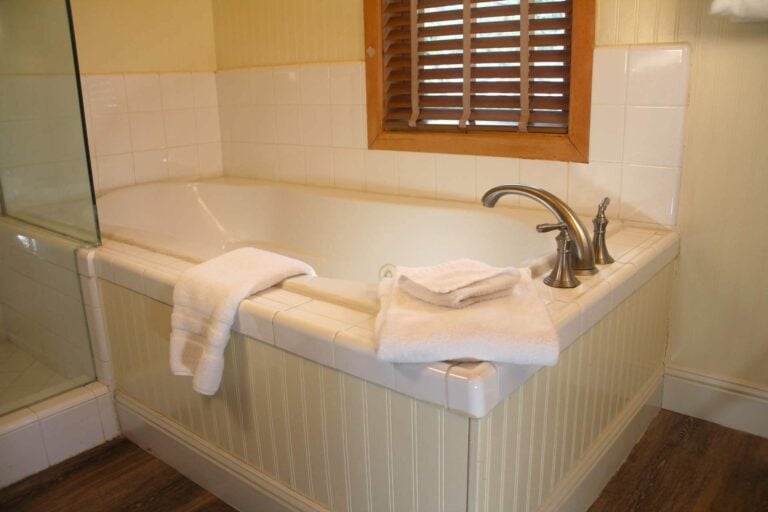 elliott-house-tub-sequoia-suite.jpg