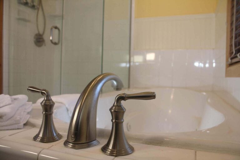 sequoia-hotel-inn-jetted-tub.jpg