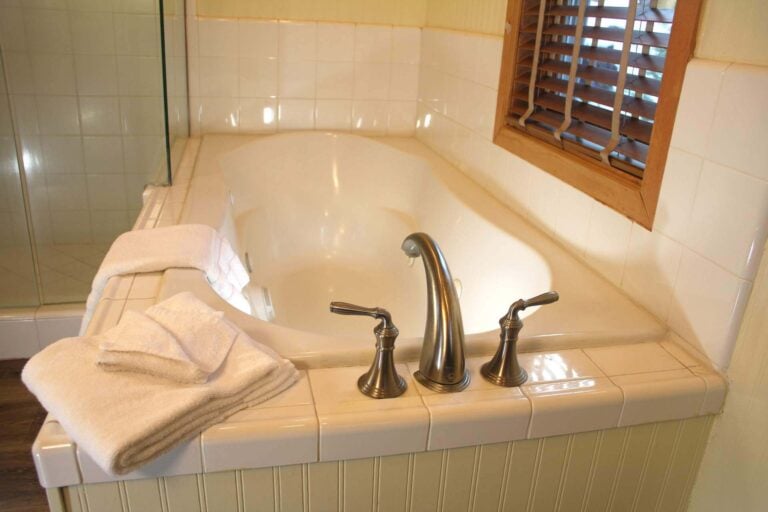shaver-lake-inn-sequoia-spa-tub.jpg